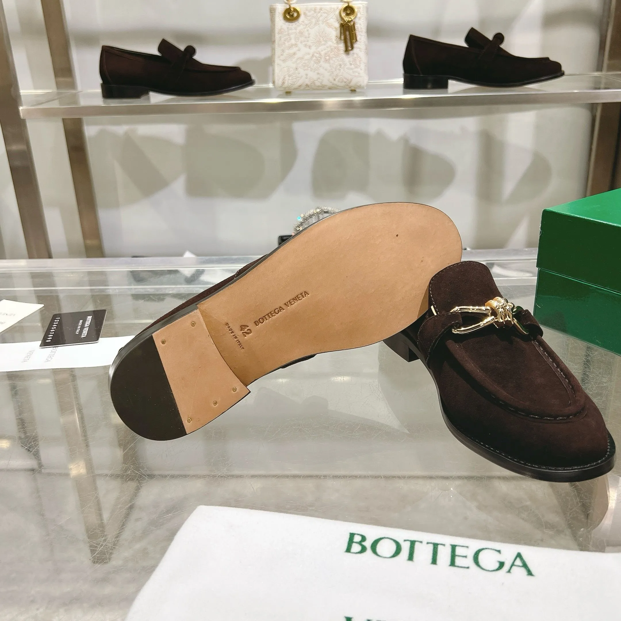 [BV] Top P: 820💰 Couple size: female 35-39 (female 40 custom-made) male 39-44 (38.45 non-refundable) Bottega Veneta 2025 counter synchronization style! Small round toe loafers! Imported leather outsole! High-grade cashmere! Solid color Niuli! Original board developed leather buckle